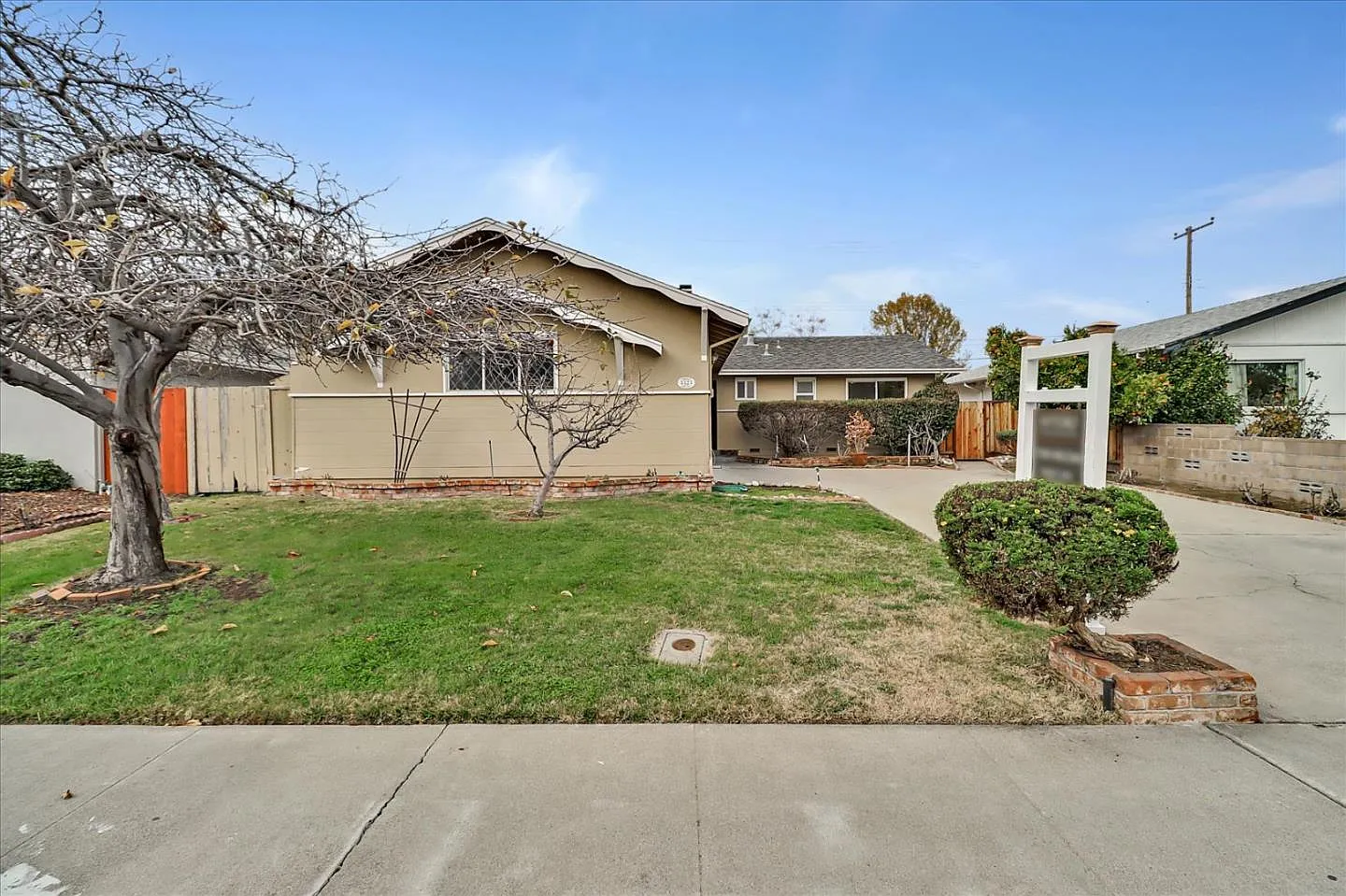 3323 Geneva Dr photo 1