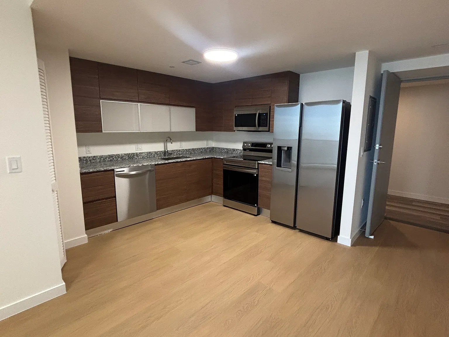 2 bed, 1025 sqft, $3,500 — Photo 2