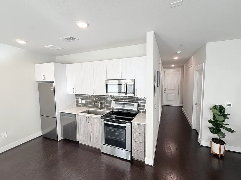 4819 Caroline St #208 — Photo 10
