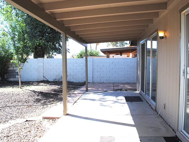 2121 N Villas Ln — Photo 32