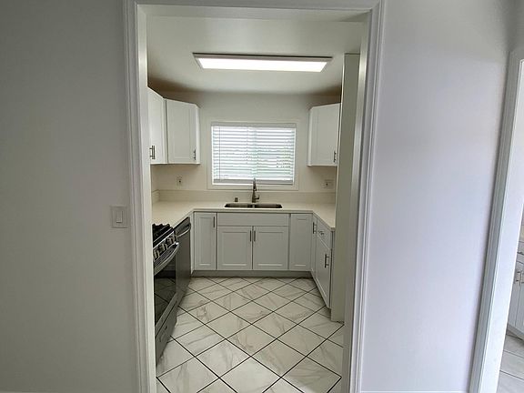4th image of 2208 1/2 Marathon St