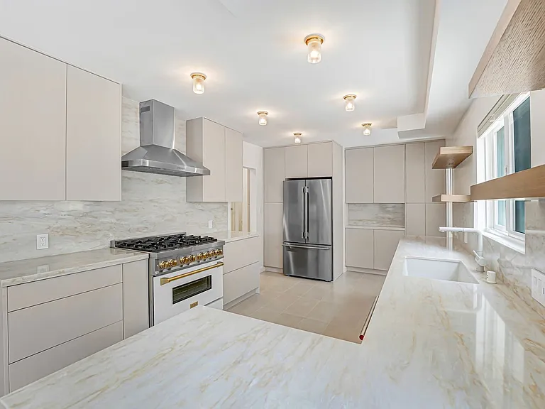 827 15th St - steps to Montana Ave in Santa Monica! — Photo 9