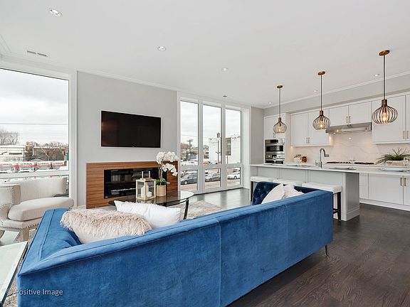 3rd image of 2403 W Berenice Ave #401