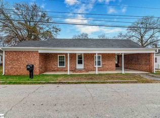 19 Smythe St, Laurens, SC 29360