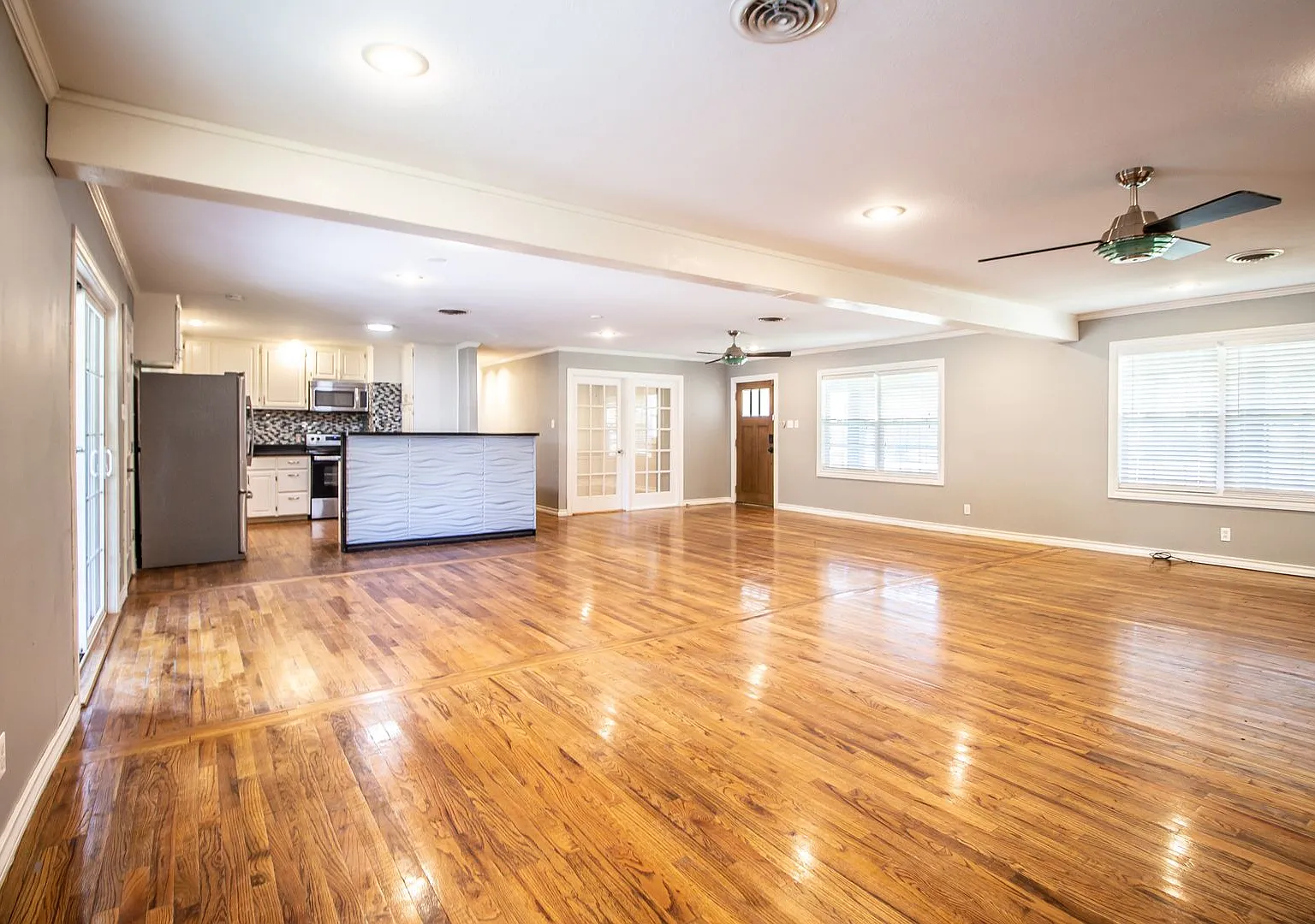 Spacious 3 bed 2 bath Home — Photo 4