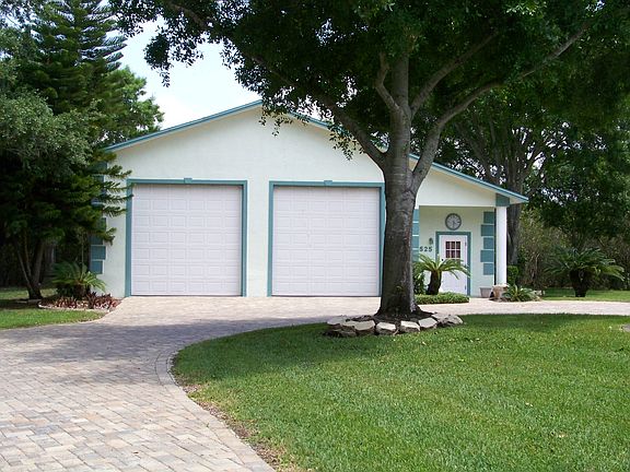 3rd image of 2525 Weymouth Dr