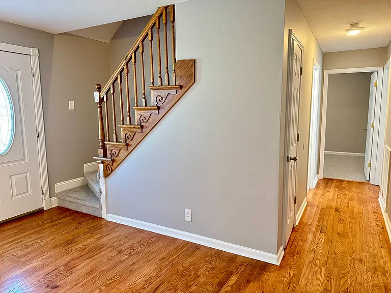 389 Elaine Dr — Photo 9