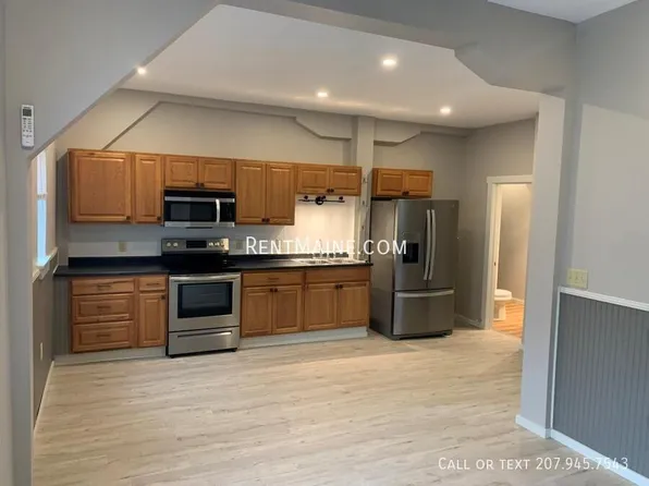 38 Railroad St APT 4, Clinton, ME 04927