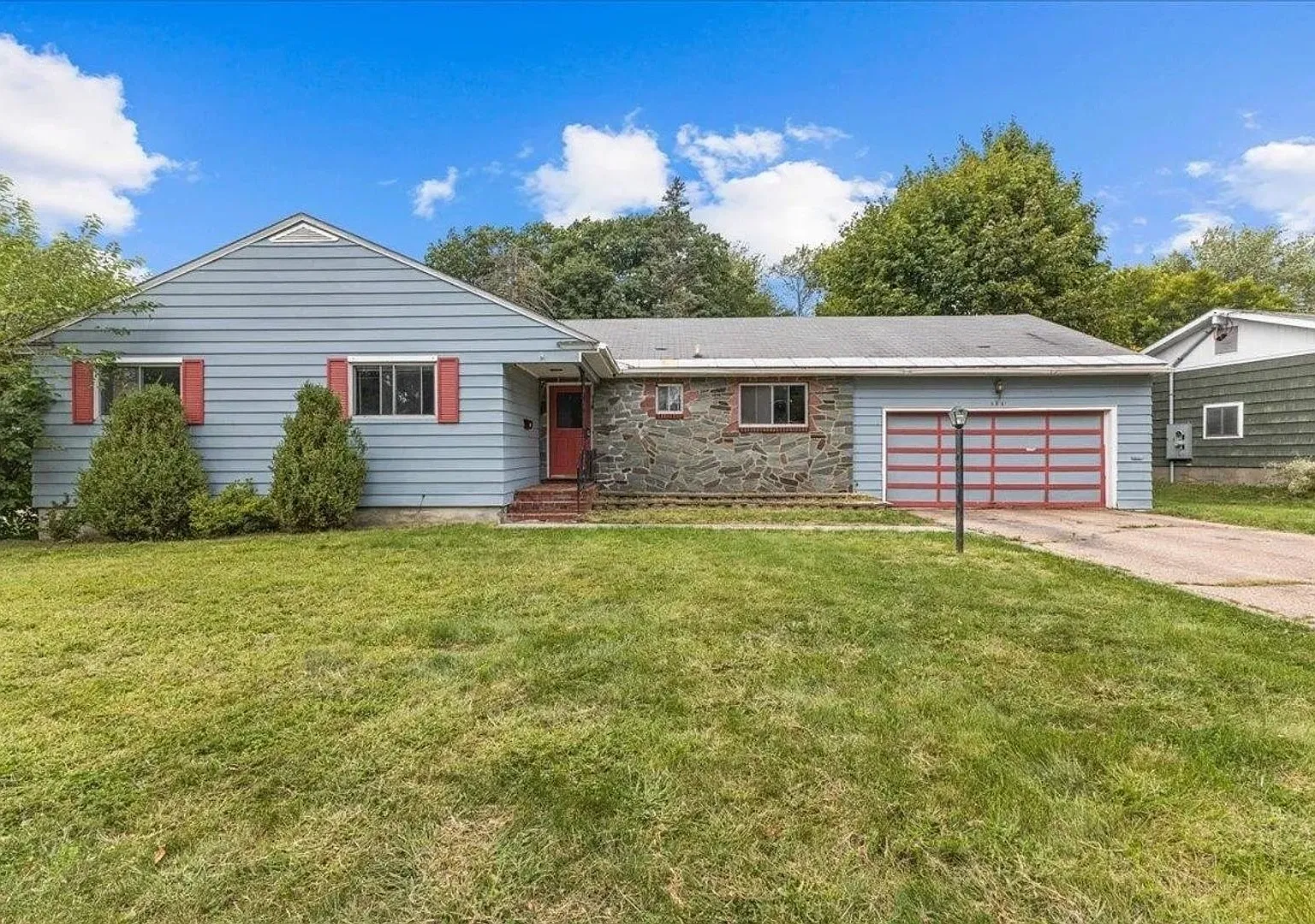 Spacious South End Burlington Ranch 3 Bedrooms, 2 Bathrooms & 2-Car Garage — Photo 1
