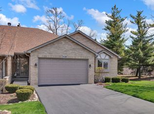 9S263 Clarenbrook Ct, Willowbrook, IL 60527