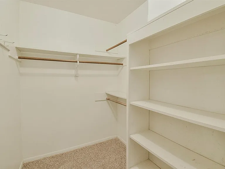 13915 Roundstone Ln — Photo 31