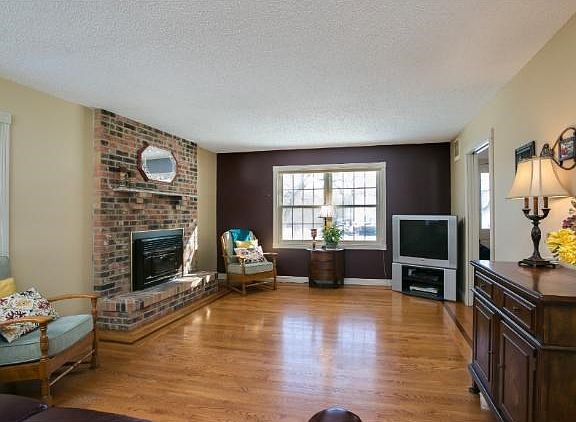 Newer energy efficient easy open windows, white enameled trim and cabinets.  Plenty of natural sunlight on this main level!