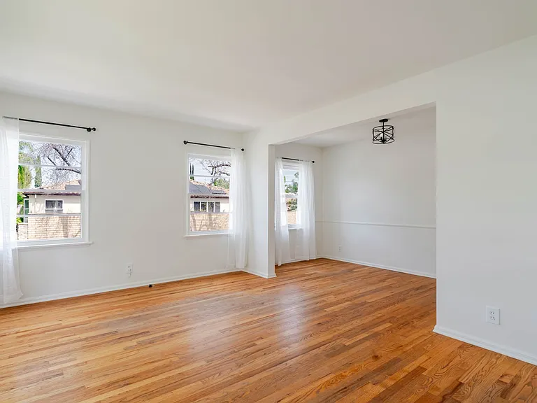 4950 Newcastle Ave — Photo 10