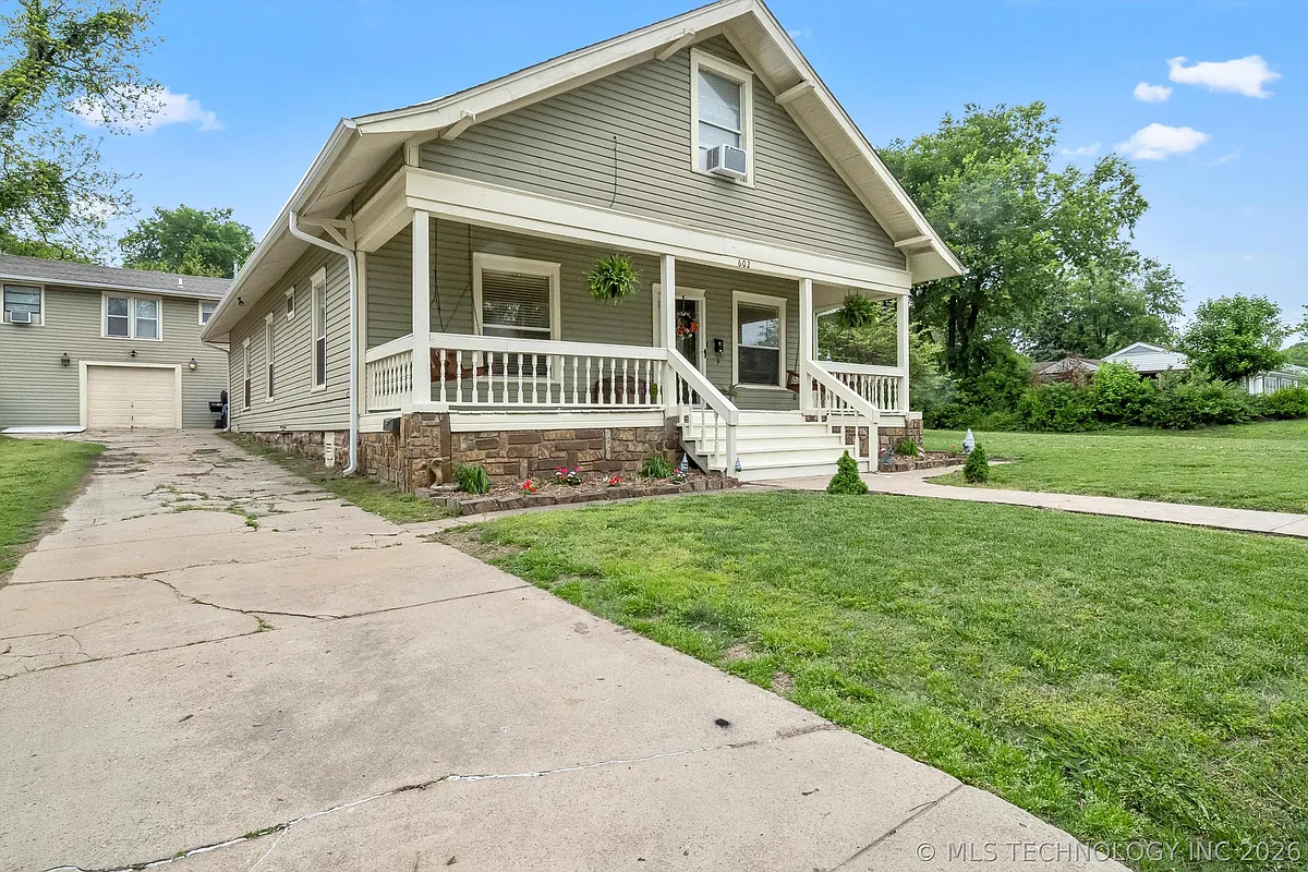 Building Photo - 602 S Bixby St