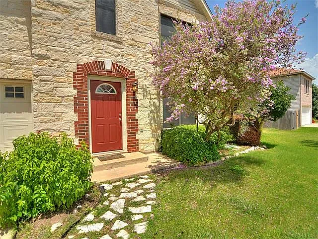 1208 Bradbury Ln — Photo 6