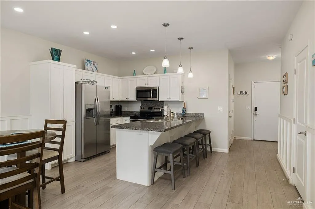 3 bed, 2.5 bath, 1396 sqft, $2,850 — Photo 2