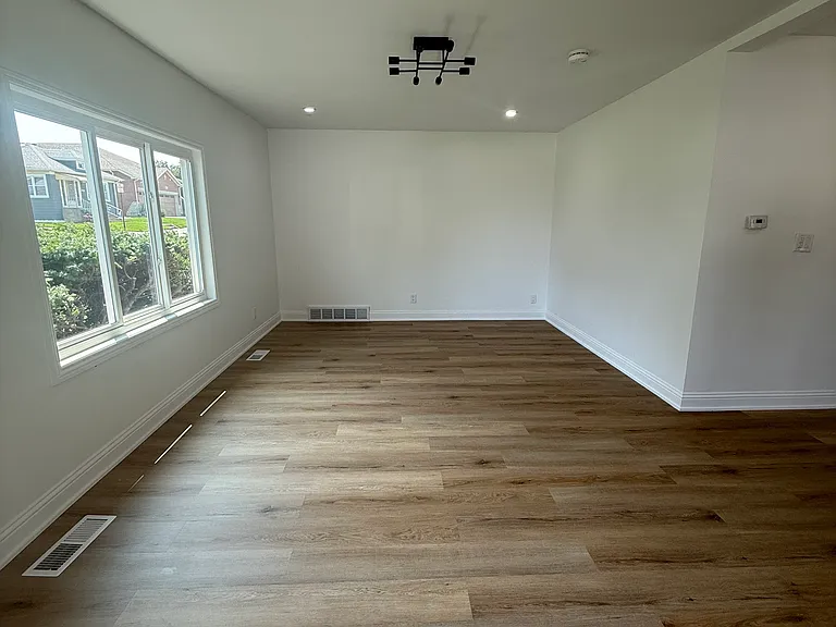526 Ledochowski St — Photo 6
