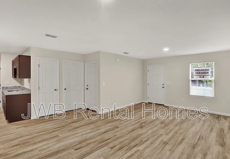 8008 W Railroad Ave — Photo 3