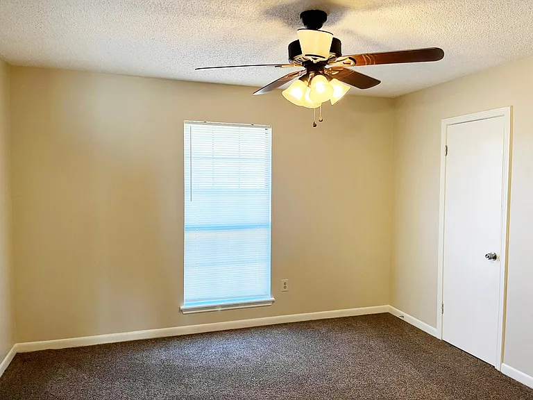 1717 Southpointe Dr — Photo 6
