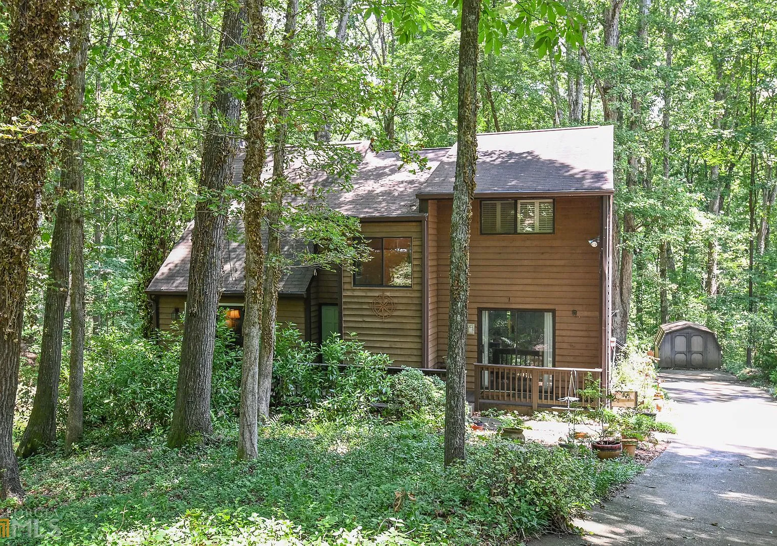 Spacious 3BR Home Near UGA with Screened Porch & Wooded Views — Photo 2