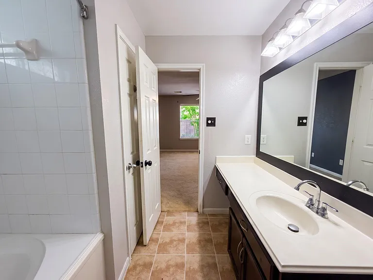 8102 Sanders Glen Ln — Photo 13
