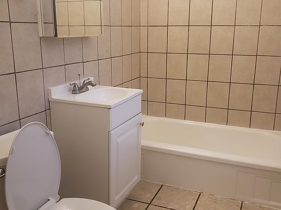 Upper level full bath