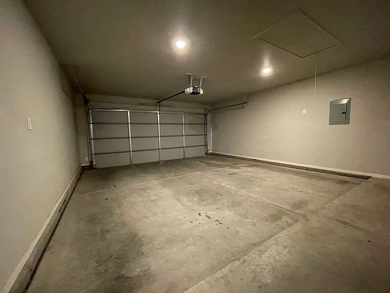 2140 N Texas Ave — Photo 13