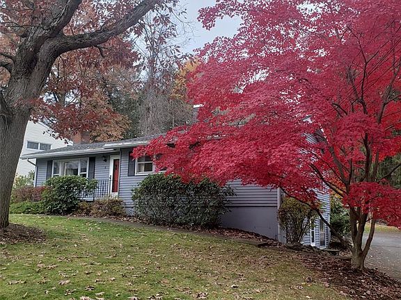 3rd image of 6 Lennox Dr
