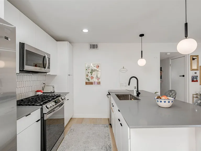 400 E 30th St #105 — Photo 12