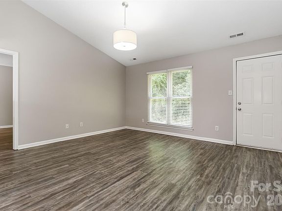 3rd image of 2721 Fairstone Ave