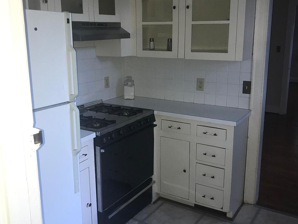 Kitchen Nice Gas Range and Nice Refrigerator with glass shelves.