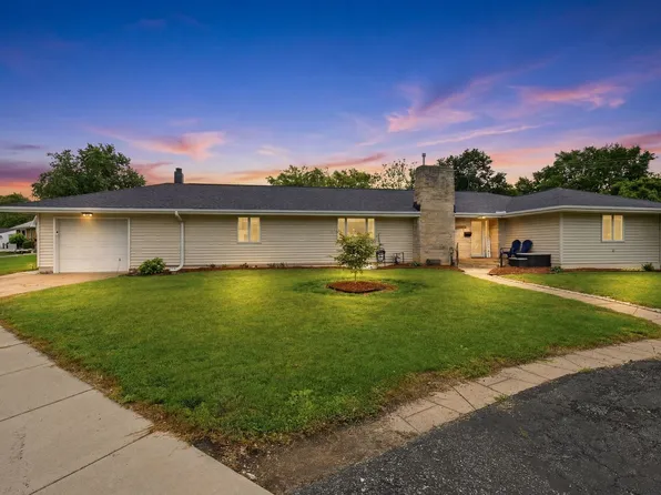 211 W Willow St, Fairbury, IL 61739