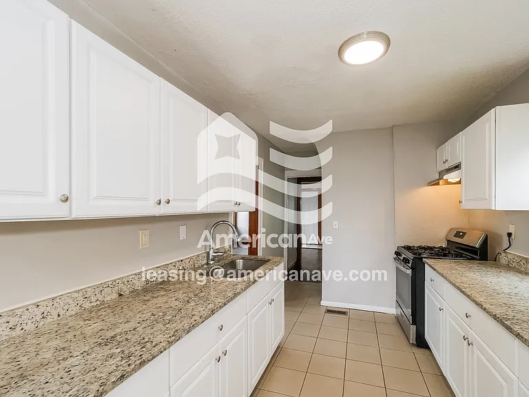 400638_007_kitchen_7.jpg