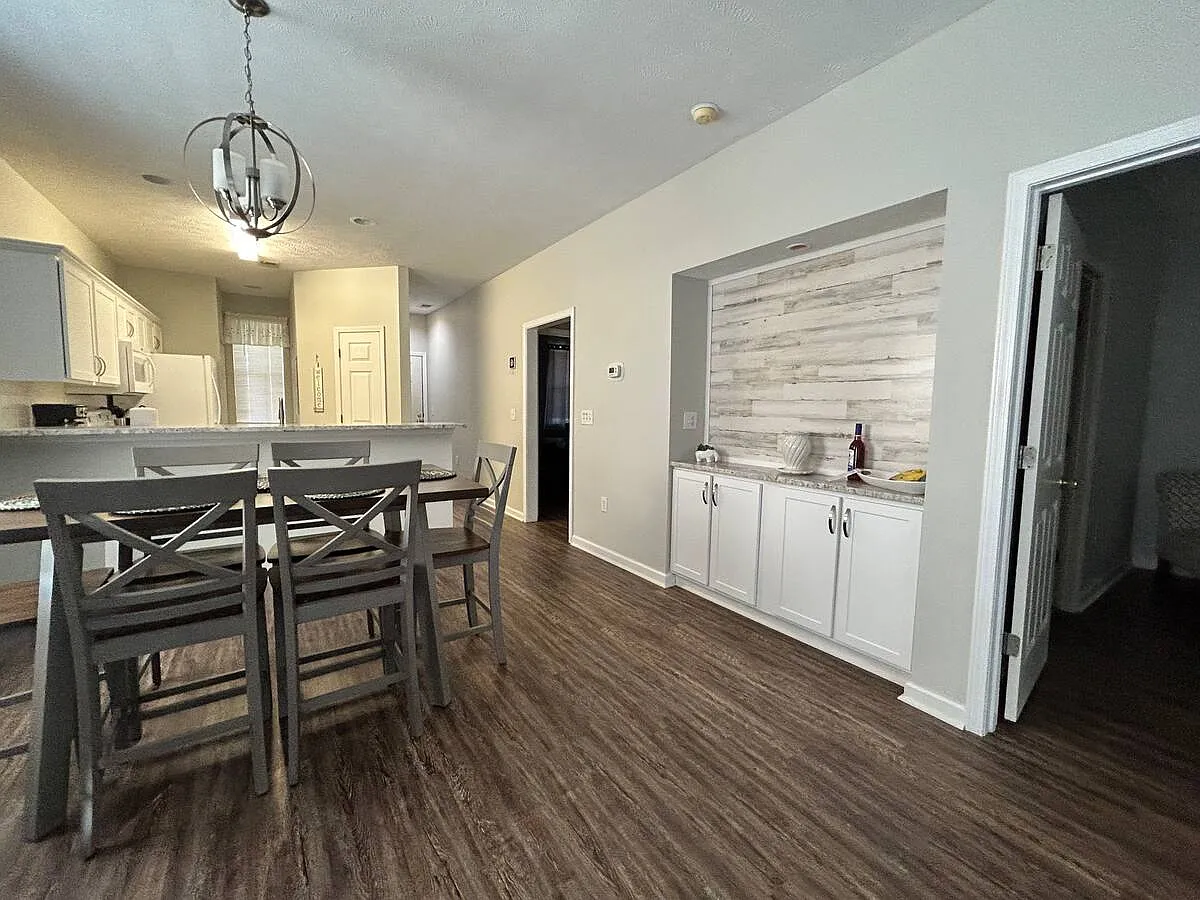 2 bed, 942 sqft, $1,650 — Photo 1