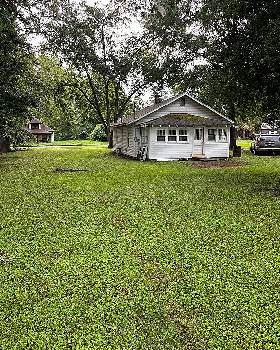 2nd image of 104 W Quitman St