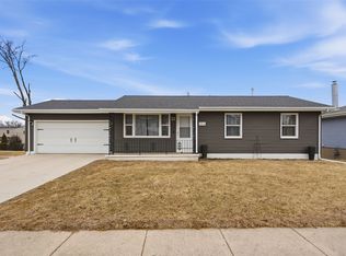 2710 Hickory Dr SW, Cedar Rapids, IA 52404