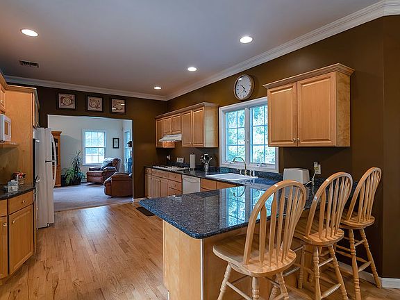 5th image of 72 Cambridge Ct