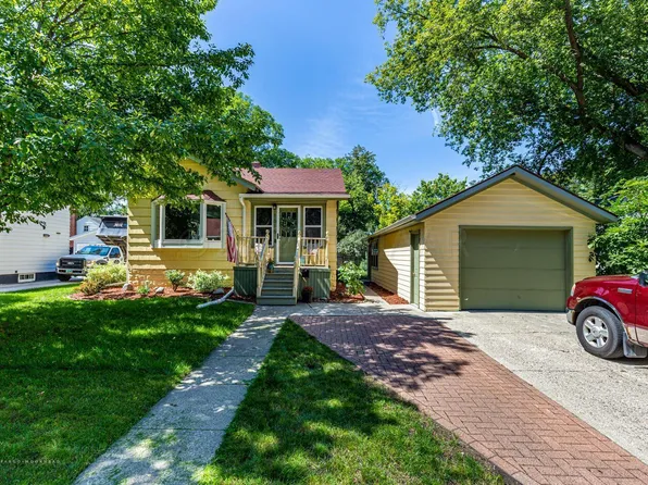 1015 11th St S, Fargo, ND 58103