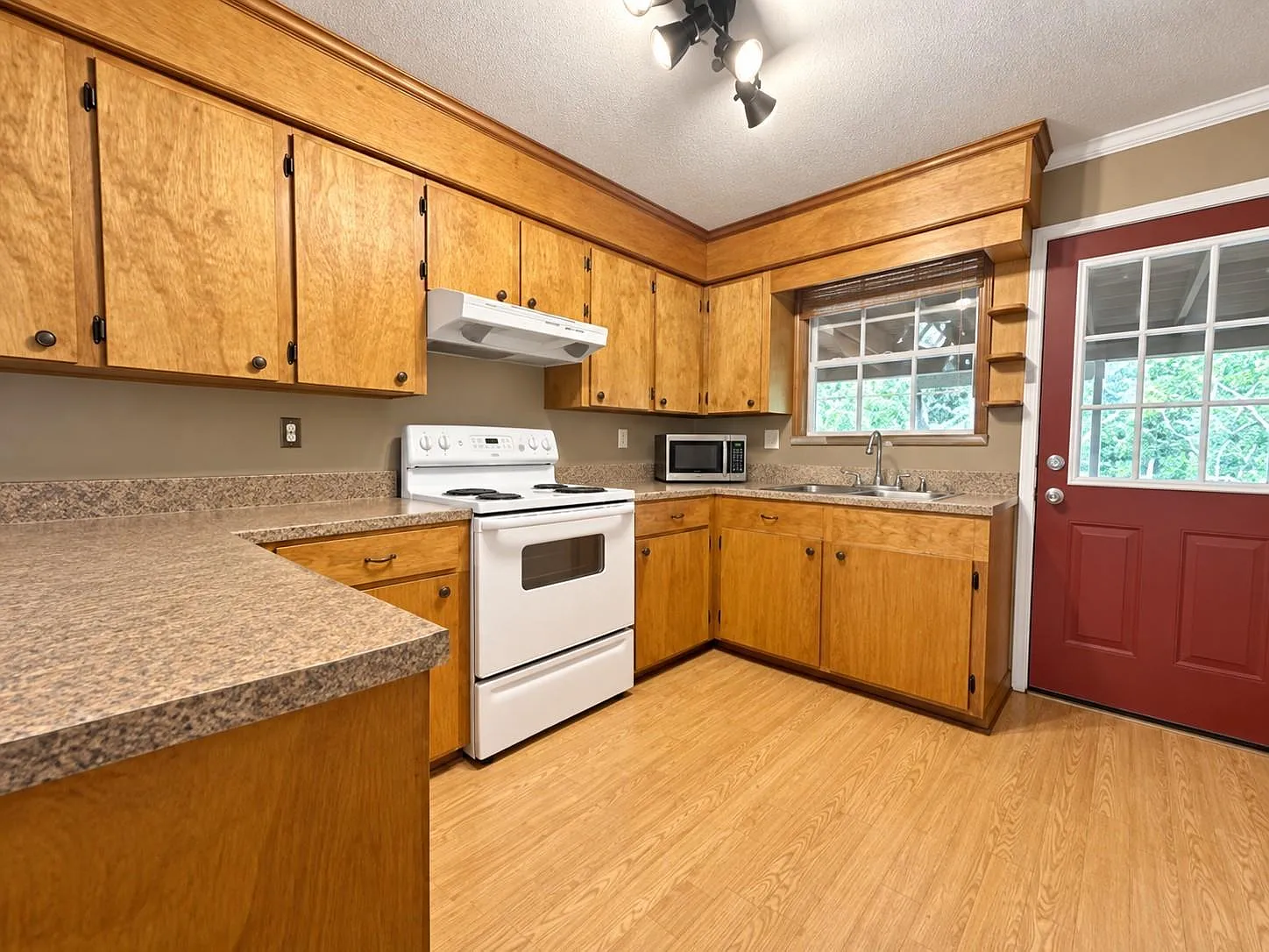 2 bed, 1.0 bath, 840 sqft, $1,500 — Photo 3
