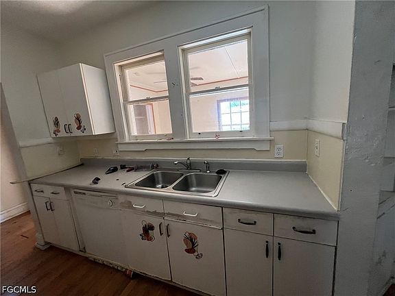 5th image of 3835 Lake St