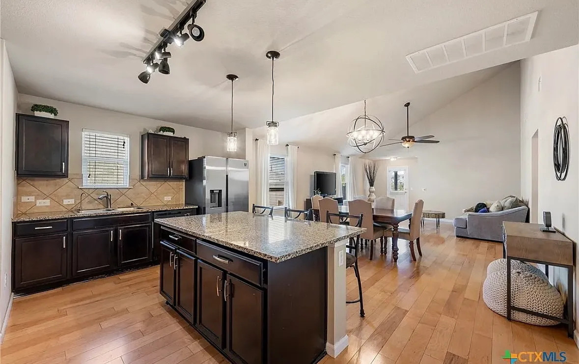 4 bed, 1895 sqft, $2,300 — Photo 2