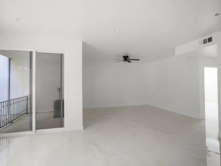 Solana Apartments — Photo 5