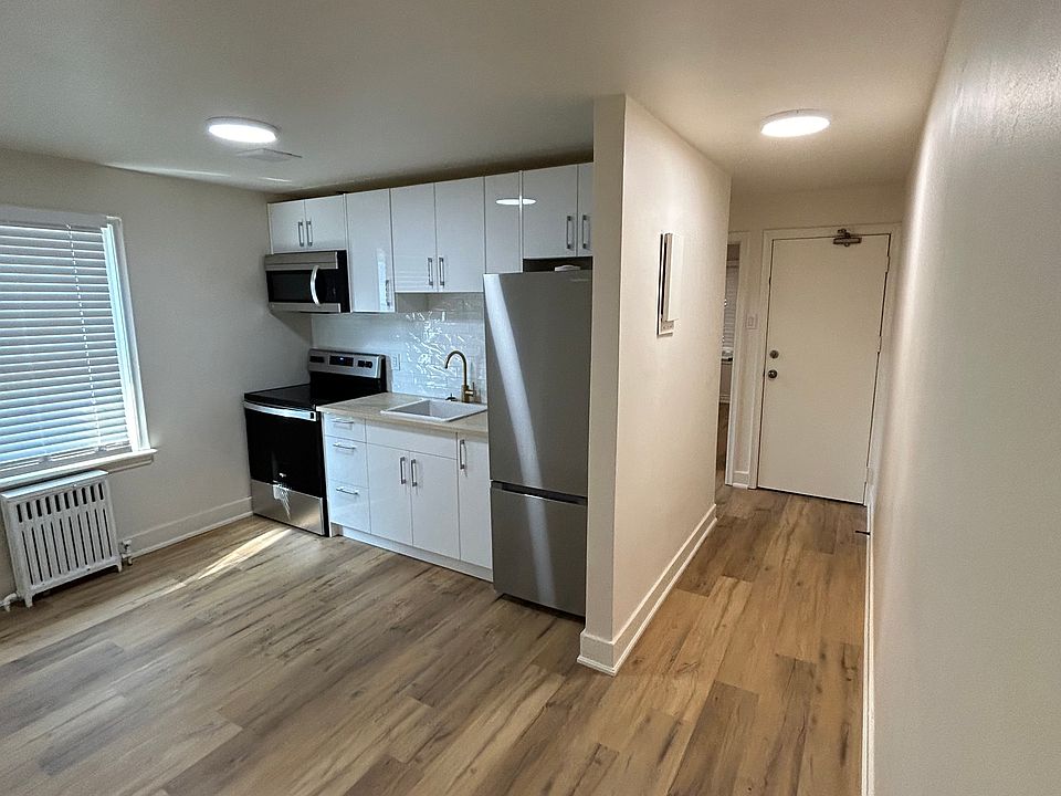 Kitchen/Foyer