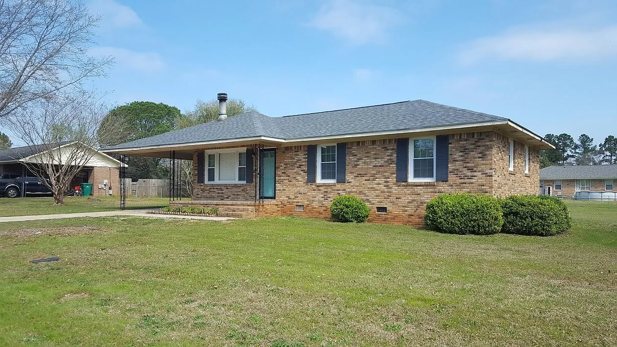 3 bed, 1.5 bath, 1090 sqft, $1,175 — Photo 1