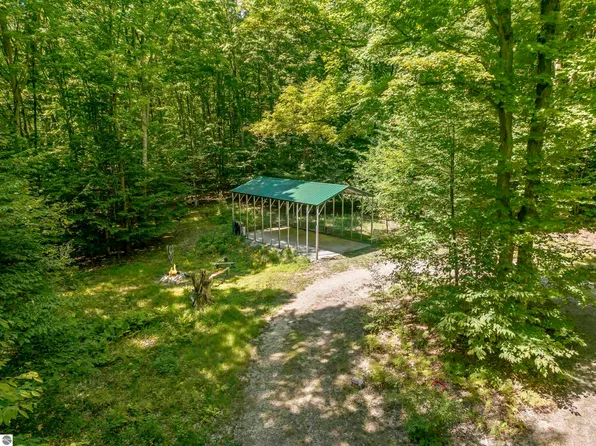 454 Vande Ln, Beulah, MI 49617