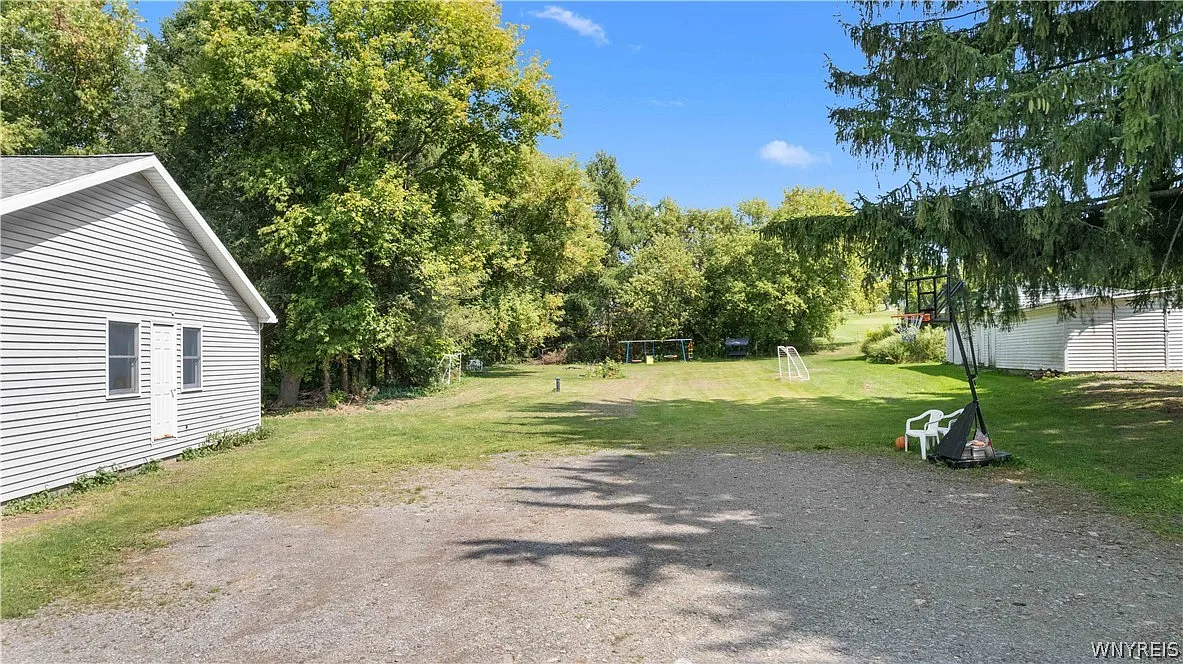 2 bed, 1.0 bath, 2072 sqft, $1,600 — Photo 3