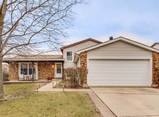 523 Waterford Dr, Lindenhurst, IL 60046