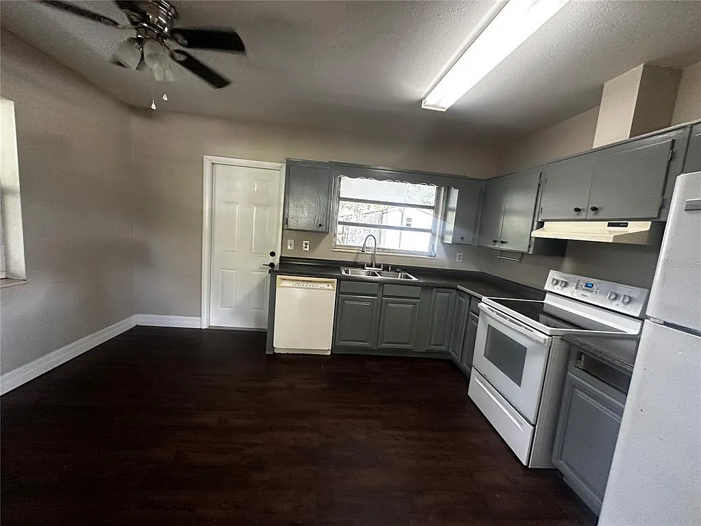 2 bed, 1.0 bath, 884 sqft, $1,350 — Photo 2