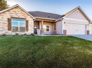 216 Hunter Dr, Manhattan, KS 66503