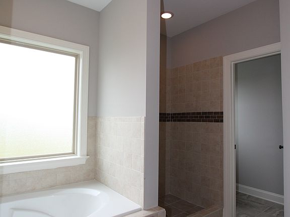 Jetted Tub/Walk In Shower